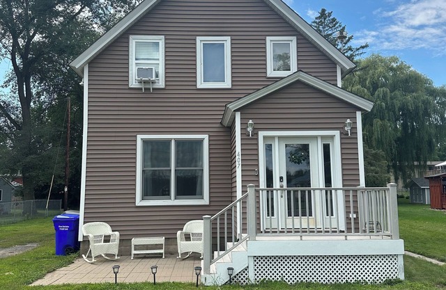 House in Somerset walking distance to the river, wedding venue and amphitheater!