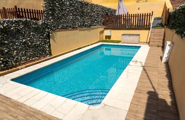 House in the center for 12 with pool 400m from the beach
