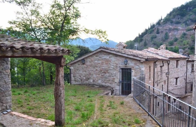Im MITTELALTERLICHEN DORF, UNABHÄNGIG von GARTEN am Fuße des BRANCALEONI-SCHLOSSES