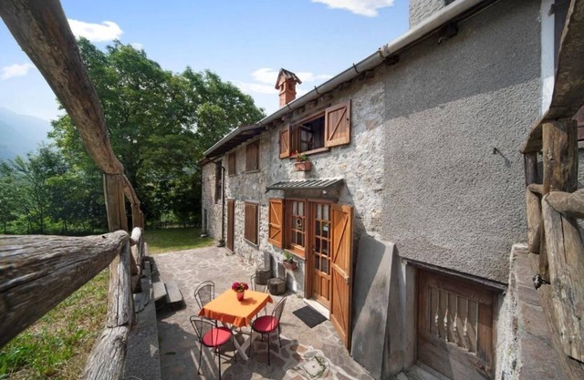 House in the woods on the "wayfarer's path." Beautiful view of Lake Como
