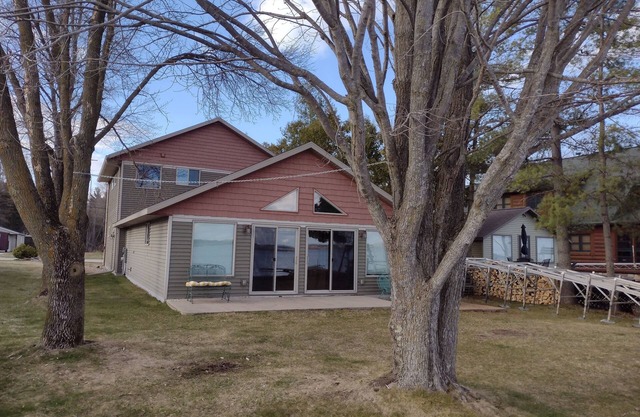 House Lakefront Beautiful Sleeps 15 AC, WiFi, 38 minutes to GB