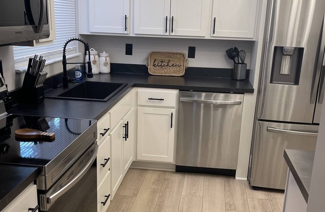 House less than 10 miles Airport, Downtown, Shopping & Entertainment