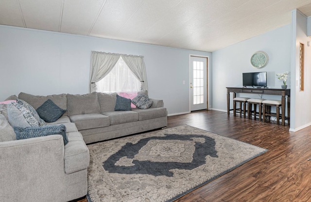 HOUSE NEAR BIRCH BAY WASHINGTON AND 5 MINUTES FROM CANADIAN BORDER