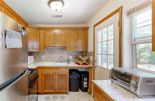 House near downtown & beach with fenced yard, streaming, books & AC