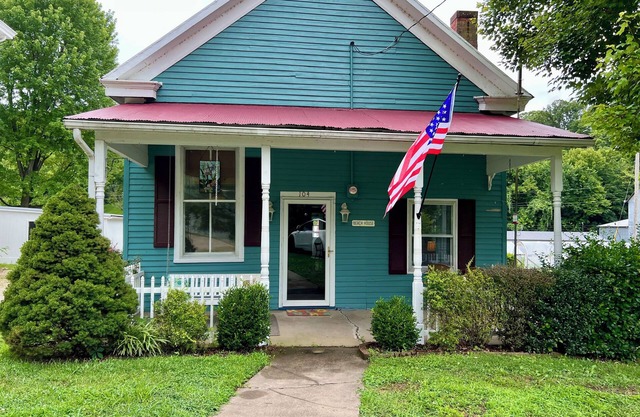 House near Osage River Ideal for Group Getaways & Special Events, Sleeps up to 8