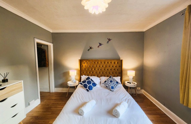 House near restaurants, park and pubs, perfect for pets!