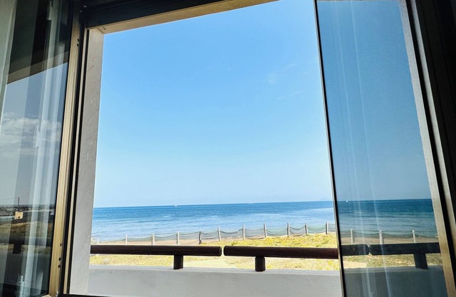 HAUS IN DER NÄHE DES MEERES MIT ERSTAUNLICHEM BLICK AUF DAS MEER UND DIE KÜSTE