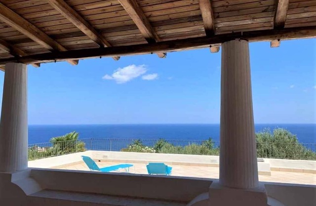 Casa Nina - Große Terrasse mit Blick auf das Meer und die Küste von Malfa