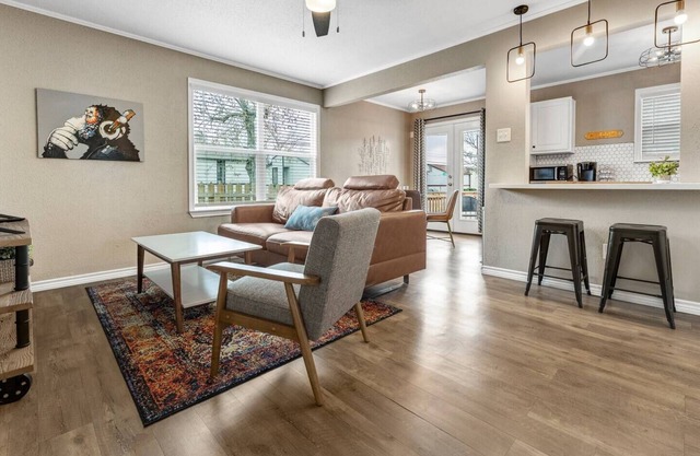 House-O-Blues: First Floor, Walk to A&M, King Beds