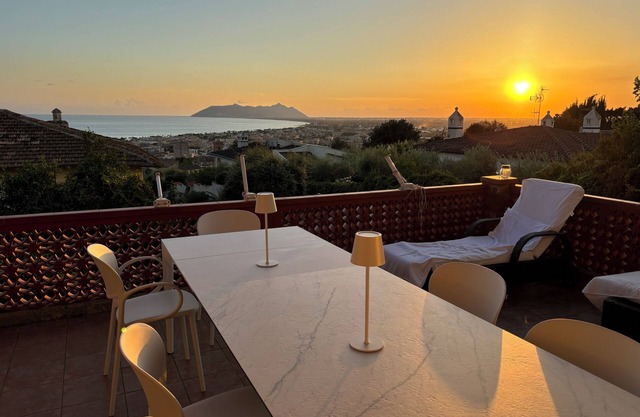 Villa am Hang, Rundum-und Dachterrasse in einem Olivengarten mit Blick aufs Meer