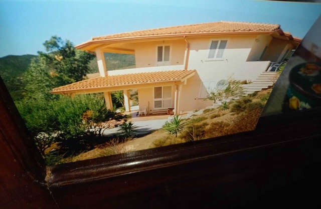 House on hillside with sea view 2 km from the beach.