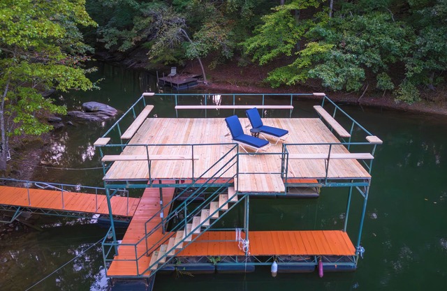 House on Lake Lanier with Dock and King Bd,10min from restaurants