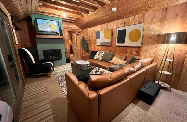 House on private 400 acre mountaintop farm!