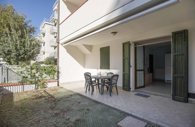 House on the sea with patio with barbecue and private garden and parking space