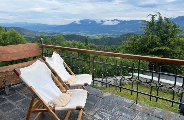 House overlooking the Cadí-Moixeró massif, traditional from the 70s with magical
