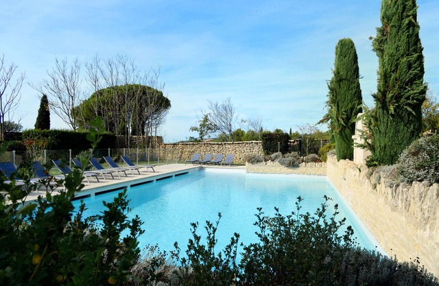Charmantes Bastidon in privater Residenz mit Swimmingpool