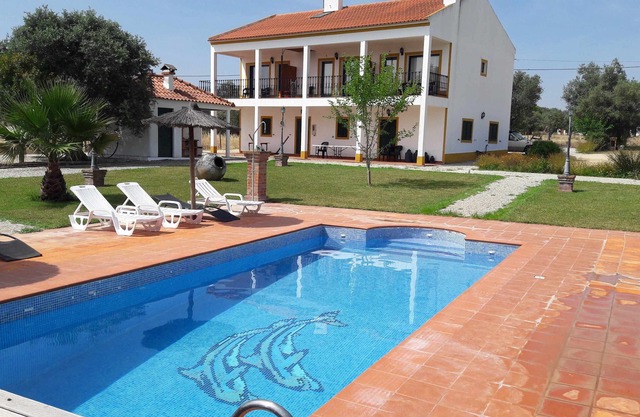 Haus mit Blick auf den Pool, ideal für Familien.
