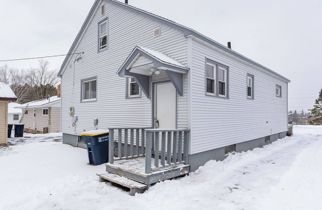 House perfectly located for your next trip to to the U.P. Michigain