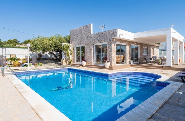 House private pool and barbecue pet friendly