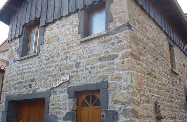 Restauriertes Haus in ruhigem Dorf nahe der Vulkane der Auvergne