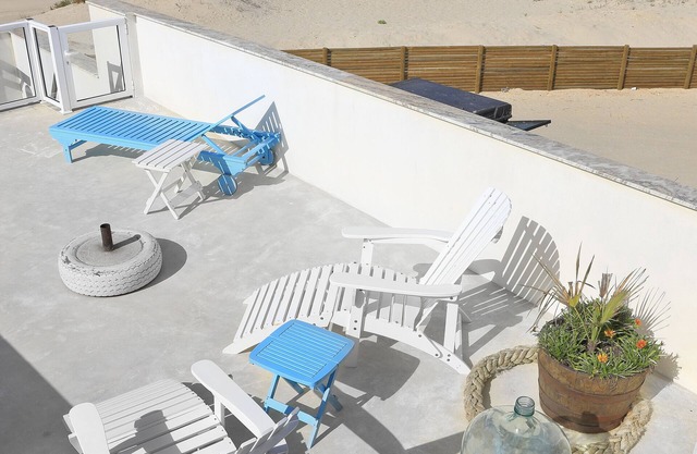 Casa situada junto al mar, en una larga playa de arena blanca.