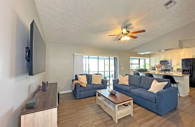House, sleeps 8, near parks, beaches, centrally located!