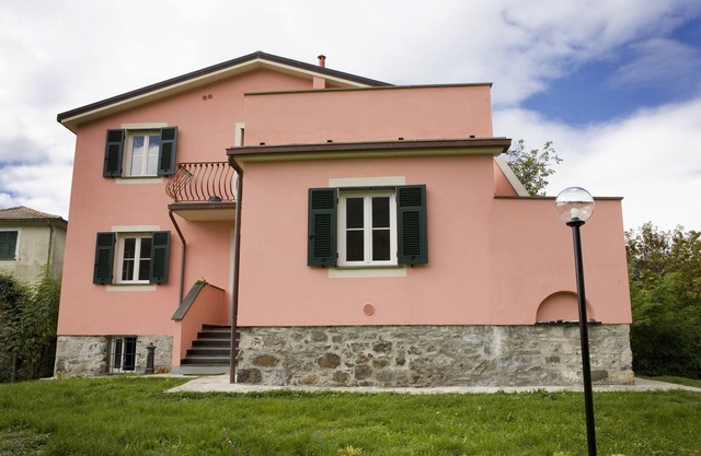 Haus umgeben von viel Grün, ideal für einen ruhigen und erholsamen Urlaub