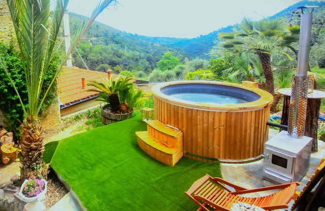 Haus-Swimmingpool und Whirlpool mit Meerblick im Herzen von Olivenbäumen
