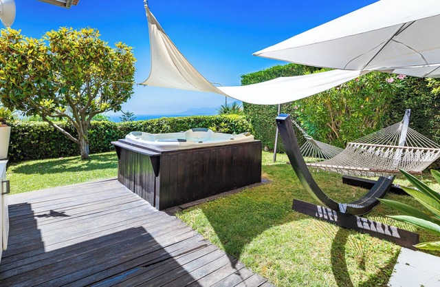 House "The Seagull" with garden/ grill/ jacuzzi sea view