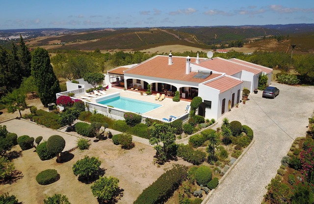 VILLA (eingezäuntes Grundstück von 1 ha - ruhige Lage)