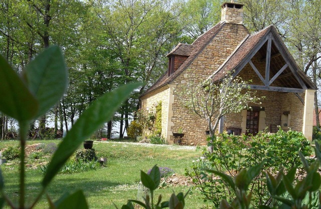Im Périgord Noir, kleines typisches Haus und bewaldeter Park