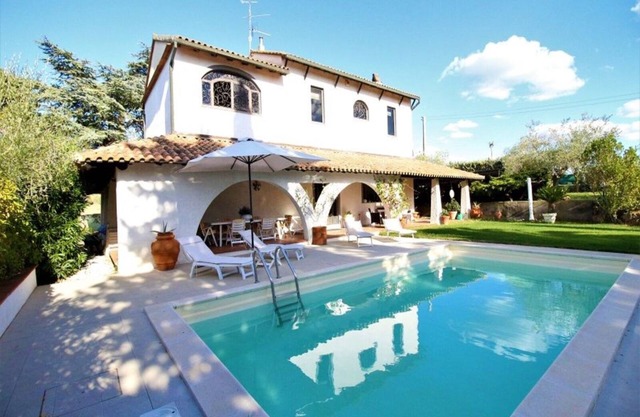 Villa mit Pool in der Nähe Golfplatz