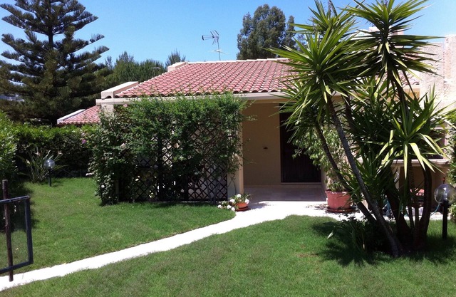 Komfortable Villa mit großem Garten in der Nähe des Meeres und Villasimius