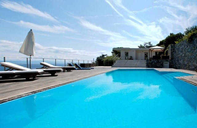 Luxusvilla mit Panoramameerblickpool