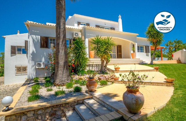SUPERB VILLA, LARGE PRIVATE HEATABLE POOL, GAMES ROOM, A/C AND WI-FI