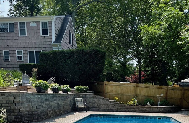 HOUSE W/POOL 1.5 miles from beach! Save 15% FOR A MONTH!