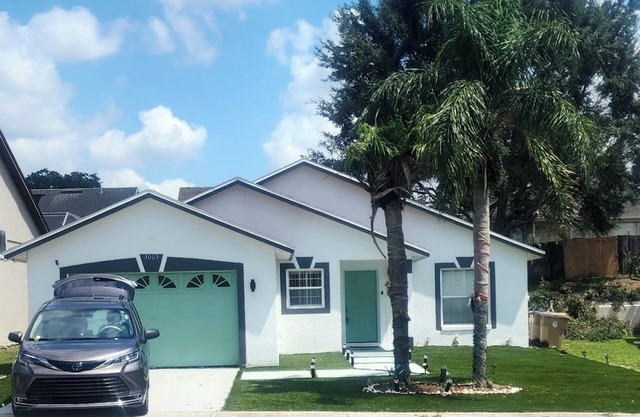 House w/ pool. 5 min H2O water park. 8 min Disney World 30 min universal Studios