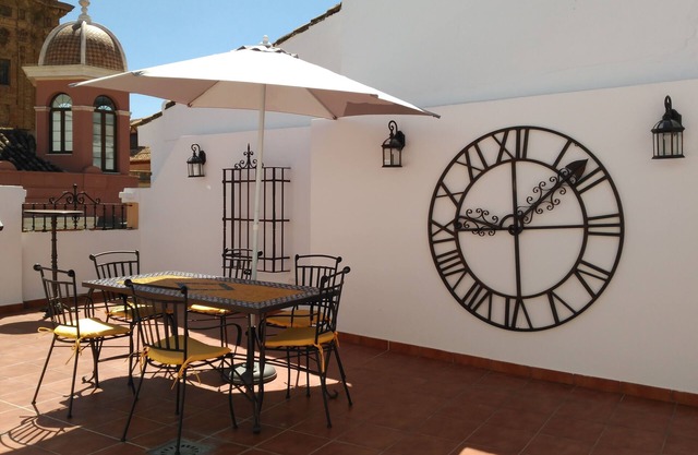 "CASA CLOCK 1" gesetzt. Im historischen Zentrum von Antequera