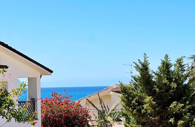 House Winds of the Sea Just a stone's throw from a sandy beach and a clear sea