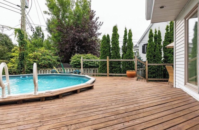 House with 3 floors and pool. Very cozy and chalet like. Near golf course.