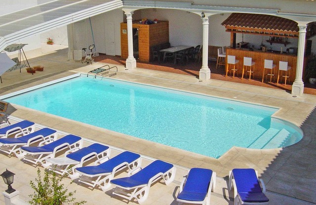Haus mit 4 Schlafzimmern, Terrasse mit Blick auf den Pool.