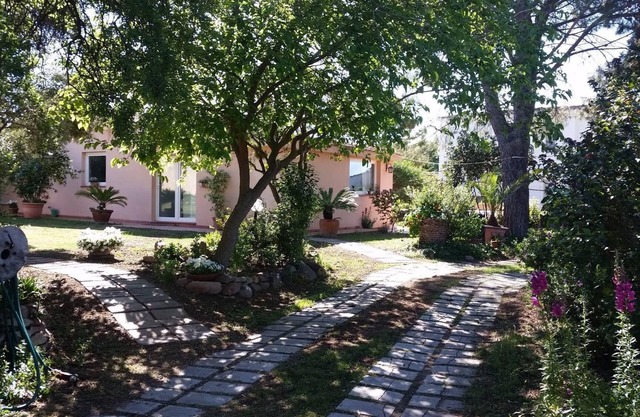 Landhaus mit großem Garten 2 km vom Poetto-Strand entfernt