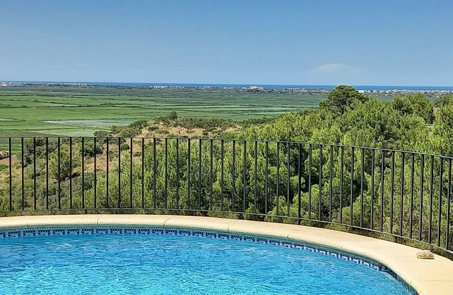 House with completely independent accommodation, private pool and sea view