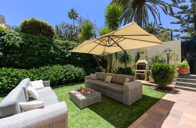 House with cozy garden BBQ and free parking