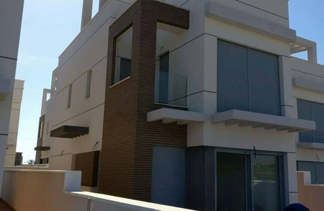 Haus mit Terrasse und Pool, nahe Strand und Hafen