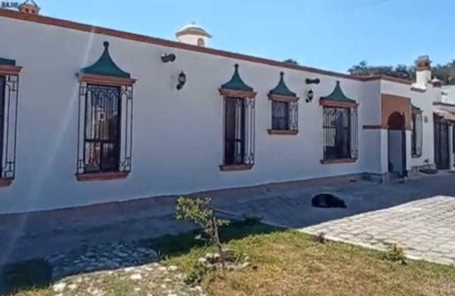 House with excellent Spanish colonial style spaces, stay and enjoy it!