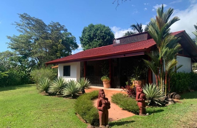 HOUSE WITH EXOTIC GARDEN AND PRIVATE POOL 5 MINUTES FROM ALL AMENITIES