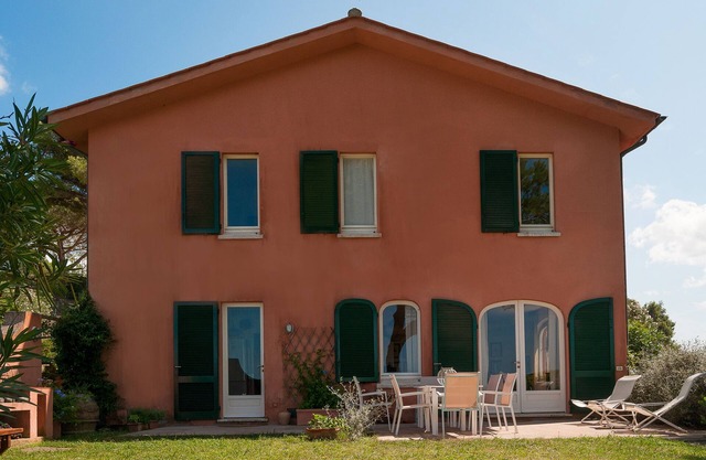 House with garden in quiet location with beautiful panoramic view