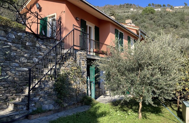 Haus mit Garten und Blick auf das Meer