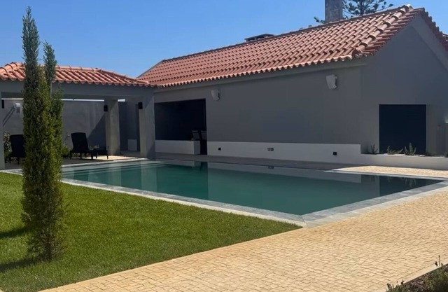 House with garden & pool near the beach